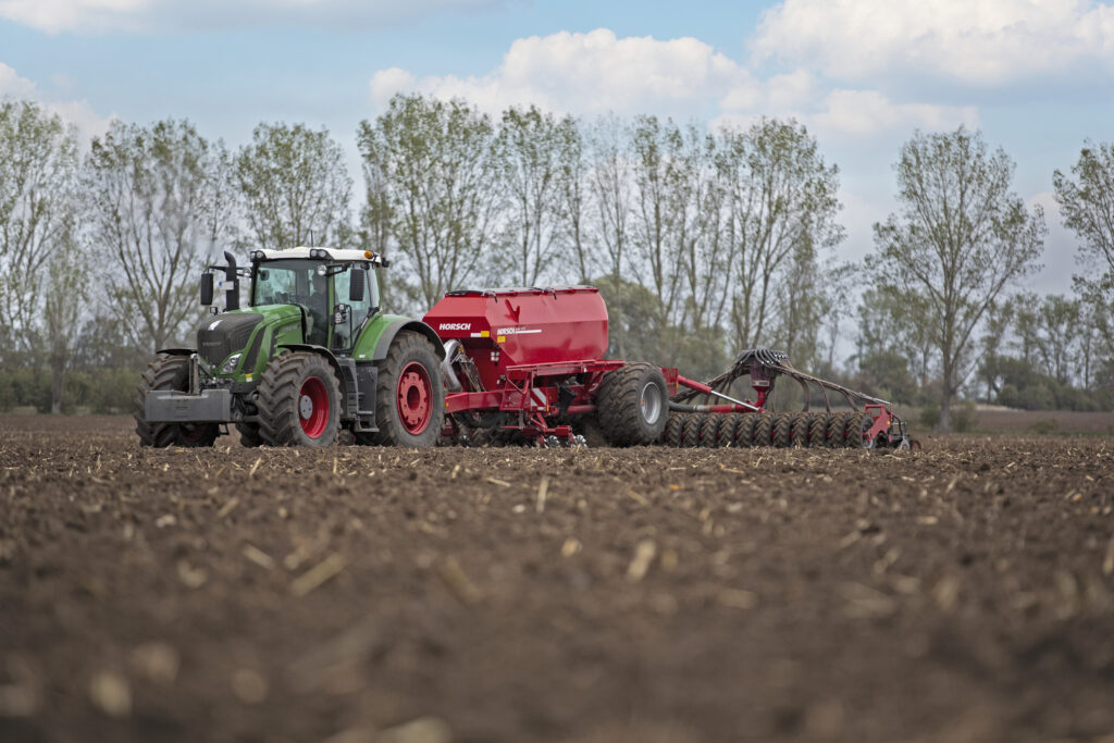 Fendt pulling HORSCH Serto SC