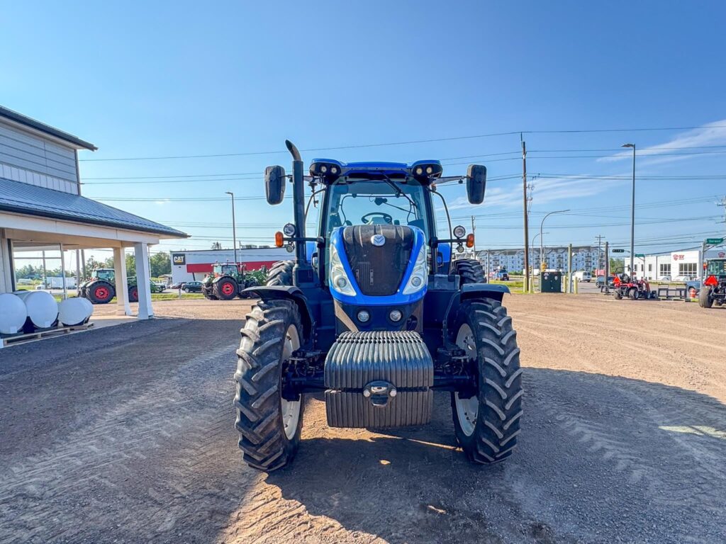 used 2016 NEW HOLLAND T7.245 175 hp to 299 hp with 200 HP and 4100 hours for sale at HJV Equipment Charlottetown, PEI — undercarriage