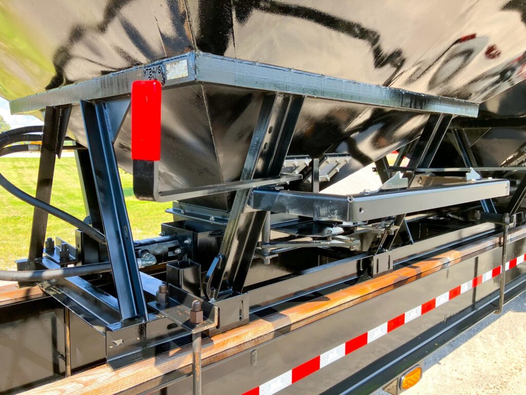 used 2022 HEARTLAND MT24 seed tenders for sale at HJV Equipment Winchester, ON — rear view